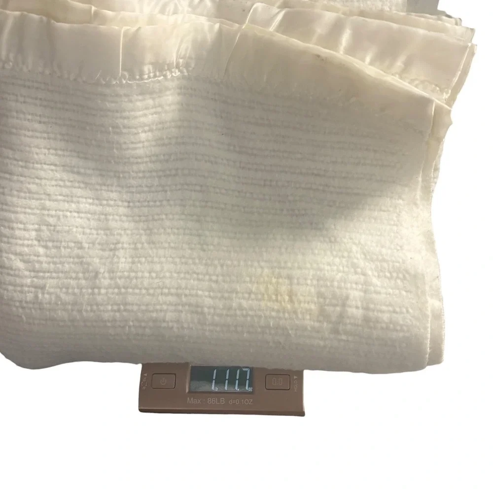 Vintage Cream Textured Acrylic Blanket Satin Trim Made in USA‎ 45x58 Throw